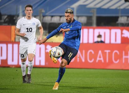 El italiano Grifo golpea el balón en el amistoso del pasado miércoles ante Estonia en el estadio Artemio Franchi, en Florencia.