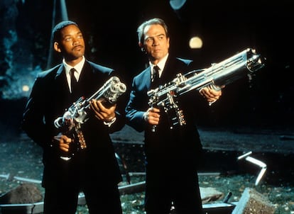 J y K pertenecen a los Hombres de negro (Men in Black), agentes secretos del gobierno de EE UU. 