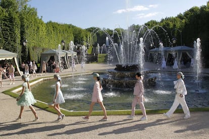 Las modelos de Chanel homenajearon a una María Antonieta del siglo XXI, desfilando al rededor de las fuentes de Versalles, al ritmo de M.I.A. La convocatoria del diseñador alemán, Karl Lagerfield, fue aplaudida por los asistentes: "Con lo que has mostrado hoy podías haber hecho 10 desfiles", le reprochó la modelo Inés de la Fressange.