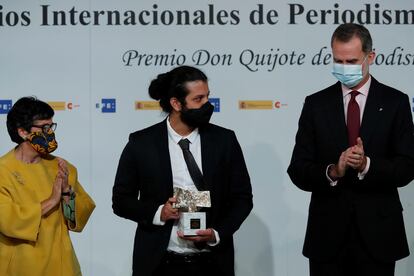 Jaime Flórez, tras recoger de manos del rey Felipe, en nombre del equipo de investigación de 'Semana', el Premio Iberoamericano de Periodismo Rey de España.