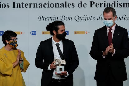 Jaime Flórez, tras recoger de manos del rey Felipe, en nombre del equipo de investigación de 'Semana', el Premio Iberoamericano de Periodismo Rey de España.