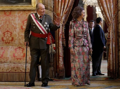 Los reyes Juan Carlos y Sofía entrando en el Salón del Trono del Palacio Real.