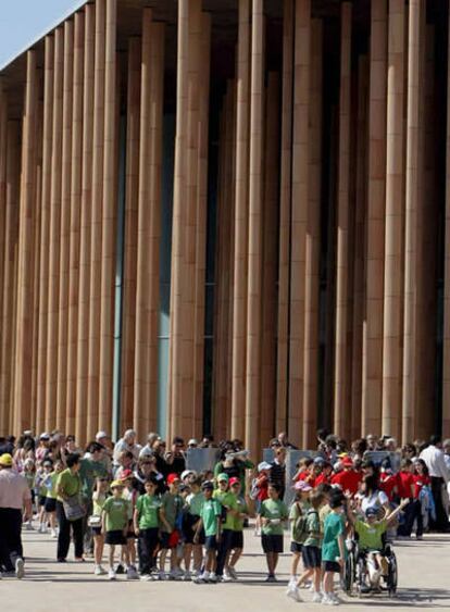 Cientos de visitantes junto al pabellón de España, uno de los espacios de la Expo de Zaragoza 2008 con más afluencia de público.