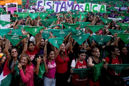 El pañuelo verde, símbolo del derecho al aborto, en la protesta de este viernes en Buenos Aires.