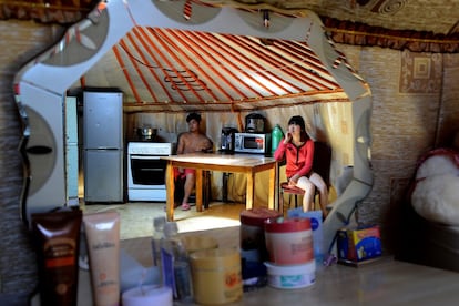 Maral y Gankhoyag disfrutan de un programa de televisión dentro de la yurta en la que vive su familia, y en la que no falta ninguna de las comodidades habituales en la ciudad: desde lavadora, hasta televisión.