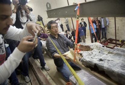 El técnico japonés Kuro Koshi, de la universidad de Waseda, controla la operación de movilización de una pieza de madera perteneciente a la segunda barca funeraria del faraón Keops con el fin de trasladarla al laboratorio para trabajar en su restauración.
