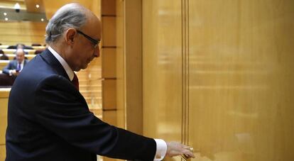 El ministro de Hacienda, Crist&oacute;bal Montoro, durante la sesi&oacute;n de control al Gobierno en el Senado.