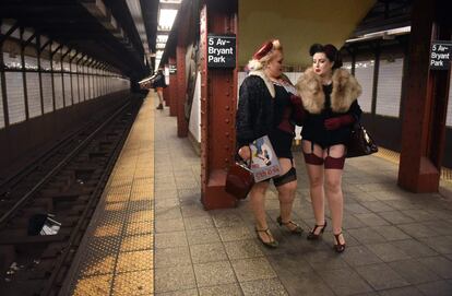 Participantes en el 'No Pants Subway Ride', el día en que todos van sin pantalones en el metro, esperan un tren en Nueva York (EE UU).