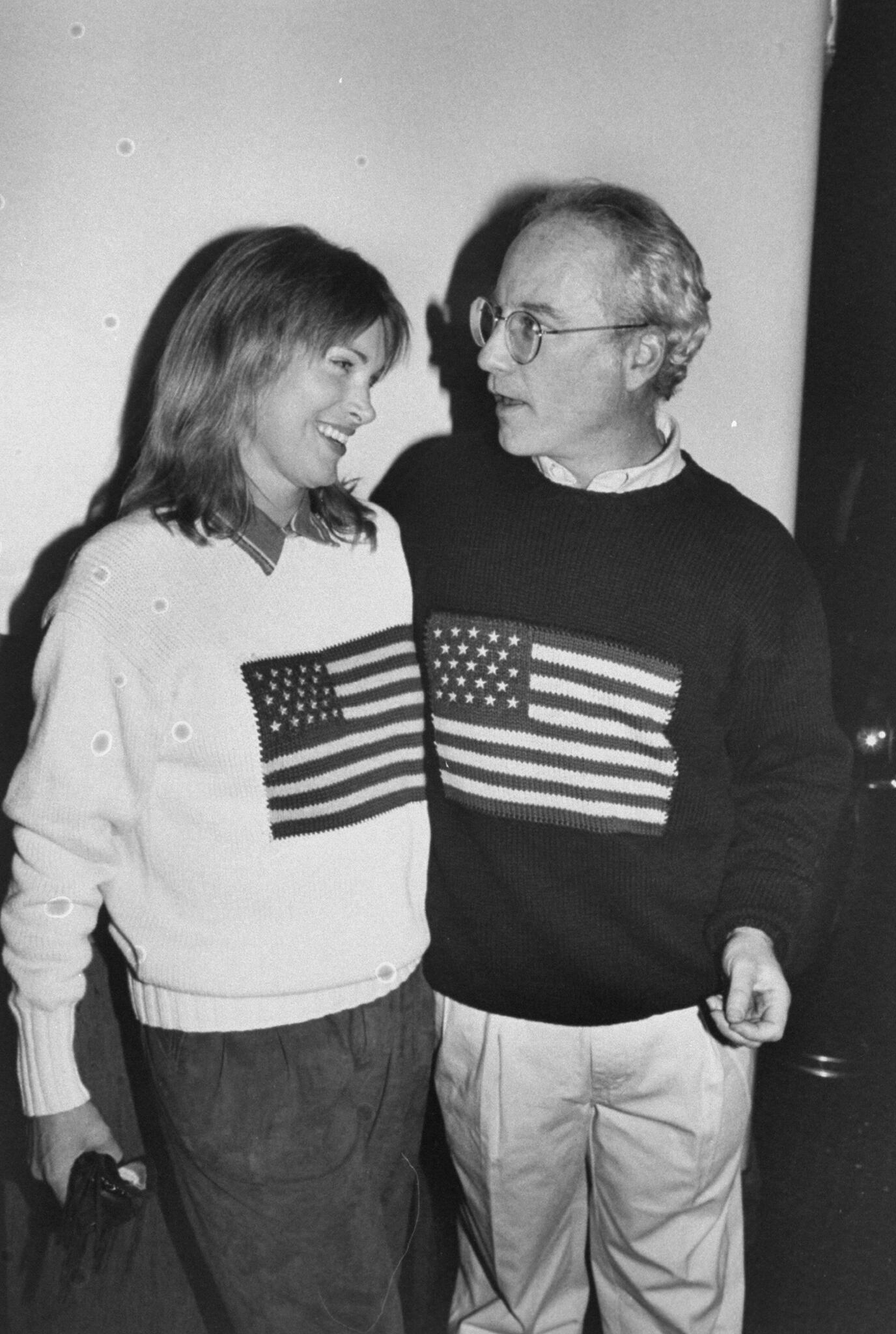 Richard Dreyfuss y su (entonces) esposa Jeramie, conjuntados con jerseys de punto de Ralph Lauren con la bandera estadounidense.