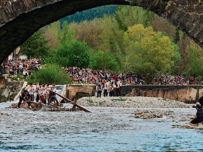 Una almadía pasa bajo el puente medieval de Burgui (Navarra).