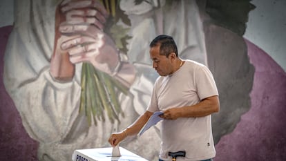 Una persona vota en la alcaldía Iztapalapa en Ciudad de México, el 1 de junio.