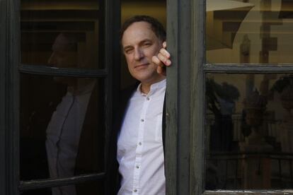 El novelista Simon Scarrow, ganador del III Premio Barcino, retratado ayer en Barcelona.