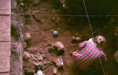 Excavaciones en el refugio de Shum Laka, en Camerún, en una imagen de archivo de 1994.
