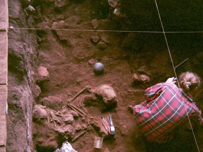 Excavaciones en el refugio de Shum Laka, en Camerún, en una imagen de archivo de 1994.