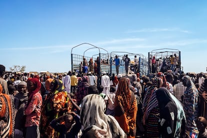 Miles de personas esperan en Joda, paso fronterizo entre Sudán y Sudán del Sur, a que les toque subirse a un camión para ser trasladados al centro de tránsito de Renk. El llamamiento de Naciones Unidas para financiar la respuesta humanitaria en Sudán del Sur no ha tenido mucho éxito: hasta ahora solo se ha recaudado el 40% de la cantidad solicitada.