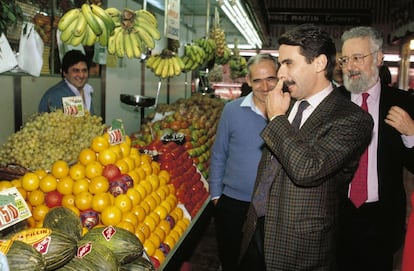 El joven presidente del PP se atrevía a eso tan de principios de los noventa que era usar chaquetas de 'sport' para ir a la oficina, salir al cine o bromear con el frutero en un mercado de Chamberí (literal).