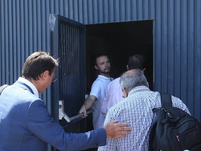 Inspectores sanitarios entran en la fábrica de Magrudis, en Sevilla, en el verano de 2019.