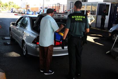 Un agente de la Guardia Civil realiza un exhaustivo registro de un vehículo que pretende acceder a España