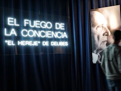 Vista del inicio de la exposición 'El fuego de la conciencia',, que celebra el vigésimo quinto aniversario de la publicación de 'El hereje'.