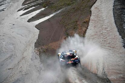 El piloto español Carlos Sainz junto con su copiloto, en la duocécima etapa entre Chilecito y San Juan (Argentina), el 18 de enero.