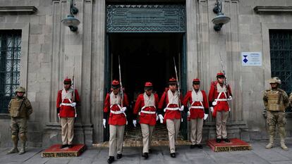 La guardia presidencial de Bolivia acompañada por militares.