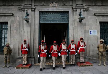 La guardia presidencial de Bolivia acompañada por militares.