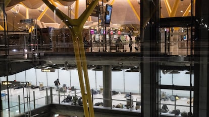Personas sin hogar ubicadas en la planta 1 del Aeropuerto de Barajas, donde no hay tránsito de personas.