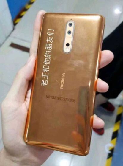 Imagen del Nokia 8 en color dorado / cobre