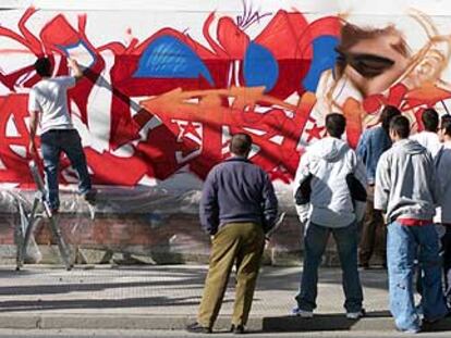 Jóvenes participantes en el certamen de <b><i>graffiti </b></i>que se celebró ayer en el Puerto de Huelva.