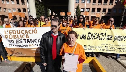 Concentración de las AMPA de Alaquàs ante la Consejería de Educación.