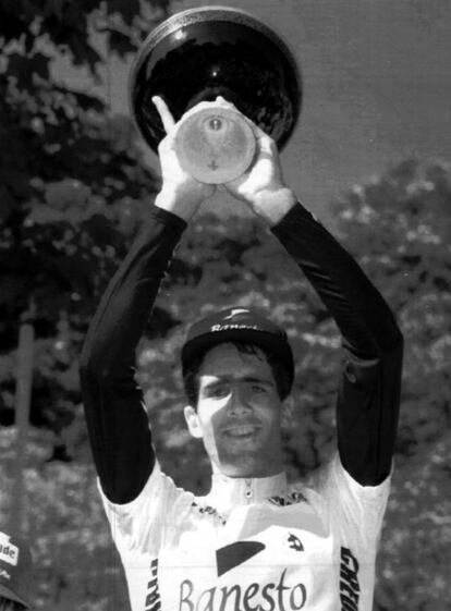 Miguel Induráin levanta el trofeo que le acredita como ganador del Tour de Francia de 1991, tras la última etapa acabada en París.