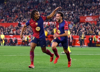 Eric García (derecha) celebra el cuarto gol del Barcelona.