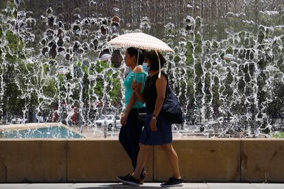 Dos mujeres se protegían el domingo del sol con un paraguas, en Córdoba. 