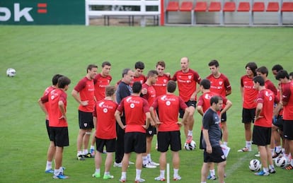 Bielsa charla con sus jugadores, ayer.