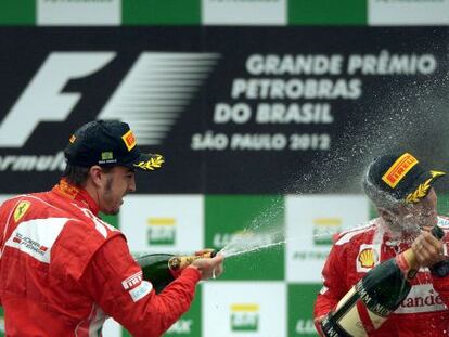 Alonso, con su compañero Massa, en el podio de Interlagos.