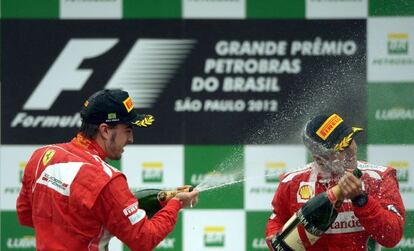Alonso, con su compañero Massa, en el podio de Interlagos.