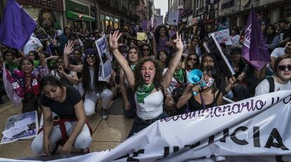 Miles de mujeres marchan en Ciudad de México.