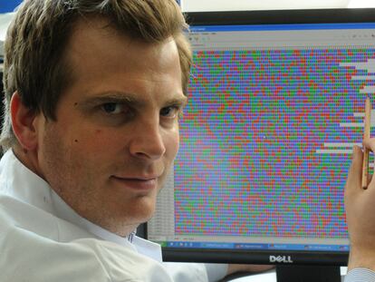 El bacteriólogo Holger Rohde muestra el genoma descifrado de la <i>E. coli.</i>