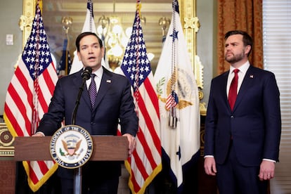 Marco Rubio habla tras jurar su cargo como Secretario de Estado ante el vicepresidente J.D. Vance, el 21 de enero en Washington.
