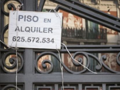 Carteles de alquiler en un portal de Barcelona, en una imagen de archivo.