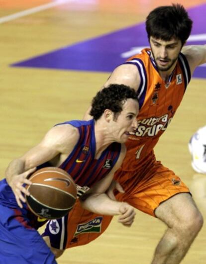 Marcelinho Huertas intenta superar al jugador del Valencia Basket Stefan Markovic.