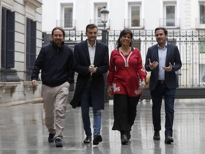 Pablo Iglesias y Teresa Rodríguez de Podemos, y Alberto Garzón y Antonio Maíllo de IU, en el Congreso. 