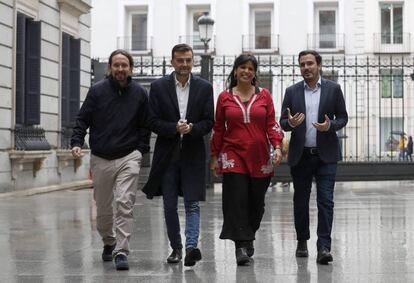 Pablo Iglesias y Teresa Rodríguez de Podemos, y Alberto Garzón y Antonio Maíllo de IU, en el Congreso. 