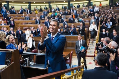 Pedro Sánchez recibe el aplauso de la bancada socialista, tras ser investido presidente del Gobierno, mientras Alberto Núez Feijóo se dirige a saludarle, el 16 de noviembre.