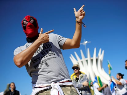 Manifestante pró-armas durante protesto em Brasília, em 9 de julho passado.