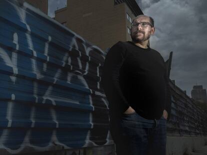 El periodista Javier Blánquez posa en una calle de Barcelona.