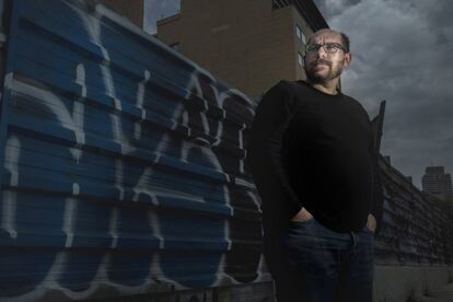 El periodista Javier Blánquez posa en una calle de Barcelona.