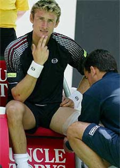 Juan Carlos Ferrero, recibiendo asistencia médica.