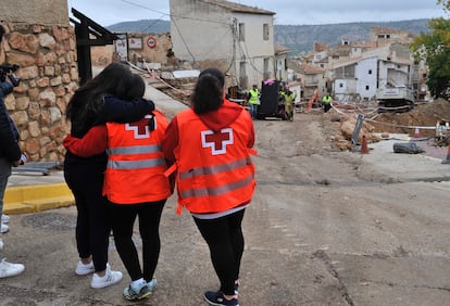 Una vecina observa, junto a dos miembros de Cruz Roja, las tareas de reconstrucción del terreno en Letur (Albacete) tras la dana. 