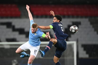 De Bruyne y Marquinhos pugnan por un balón aéreo.